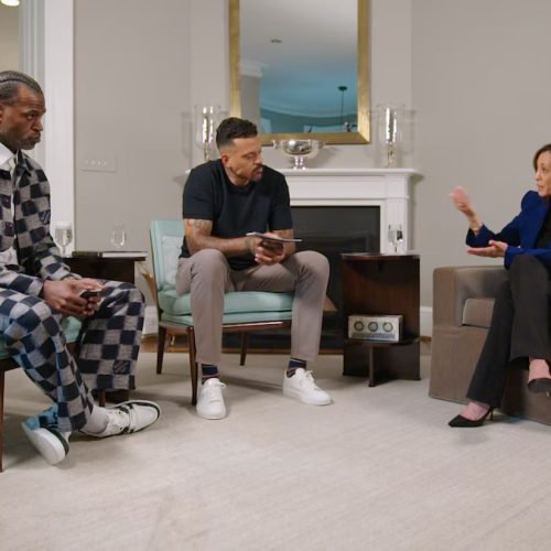 Kamala Harris chats with Stephen Jackson and Matt Barnes for their podcast, “All the Smoke.” (All the Smoke Productions)
